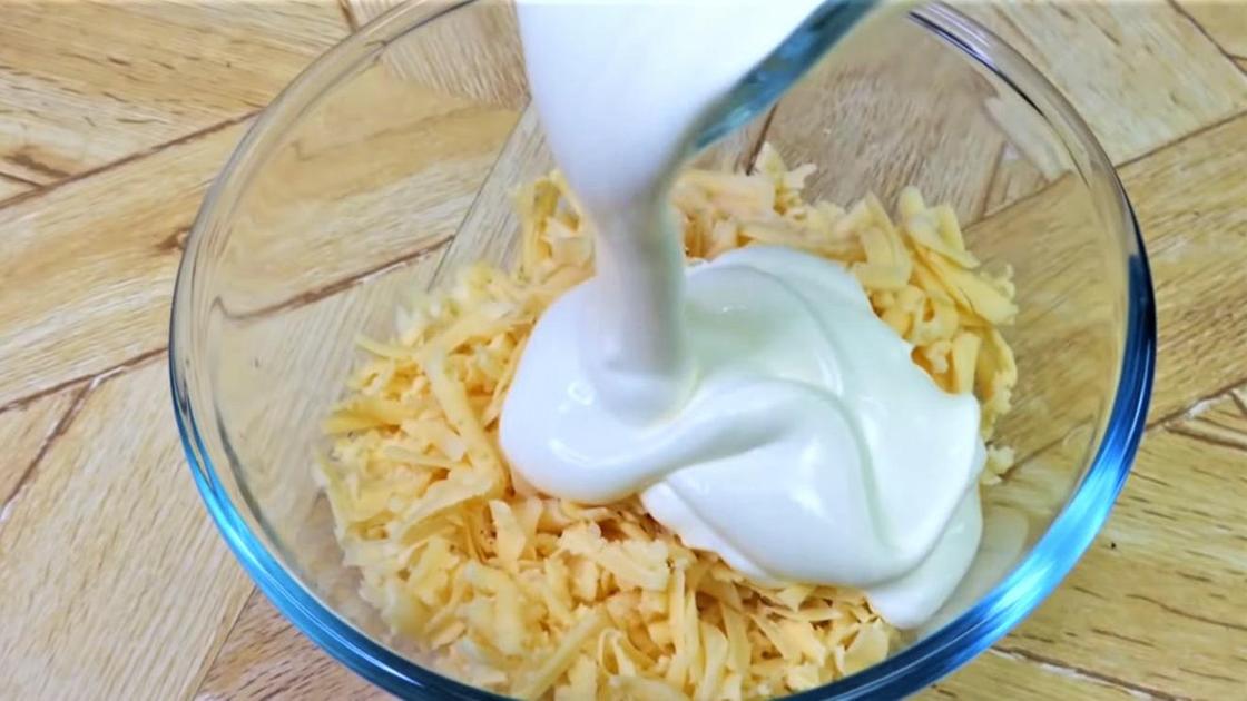 Mixing cheese with sugar