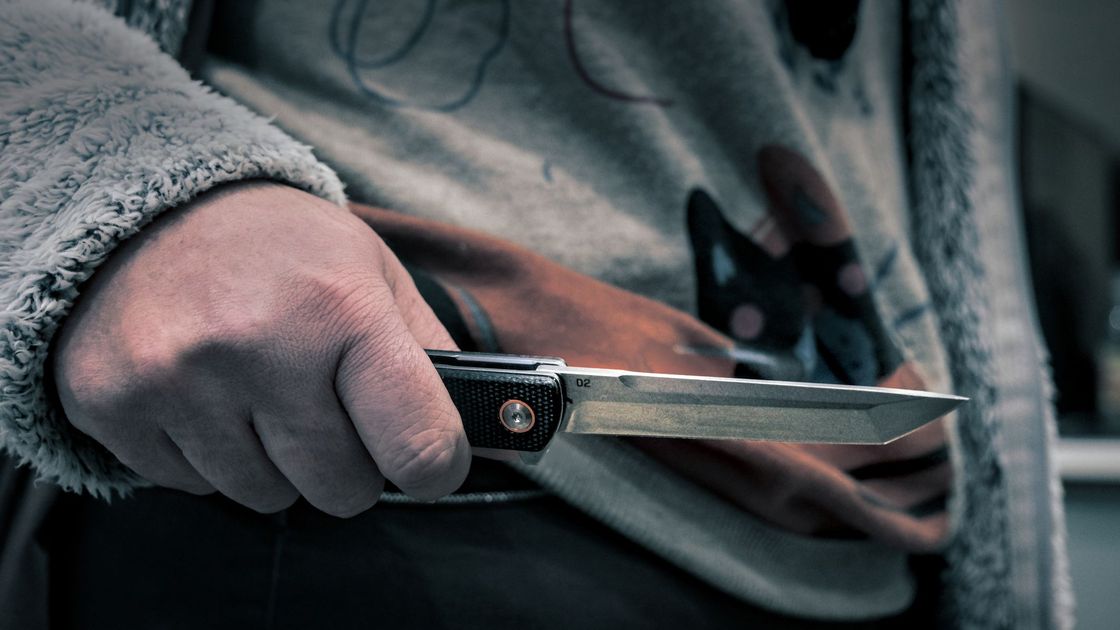 Мужчина держит нож