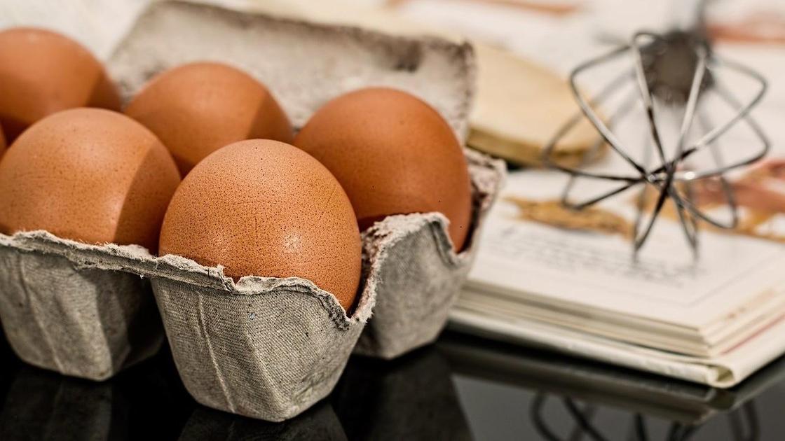 Яйца лежат на столе
