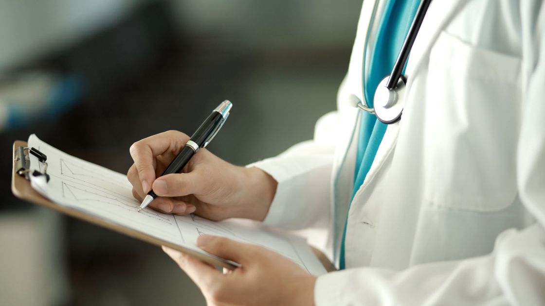 Врач пишет