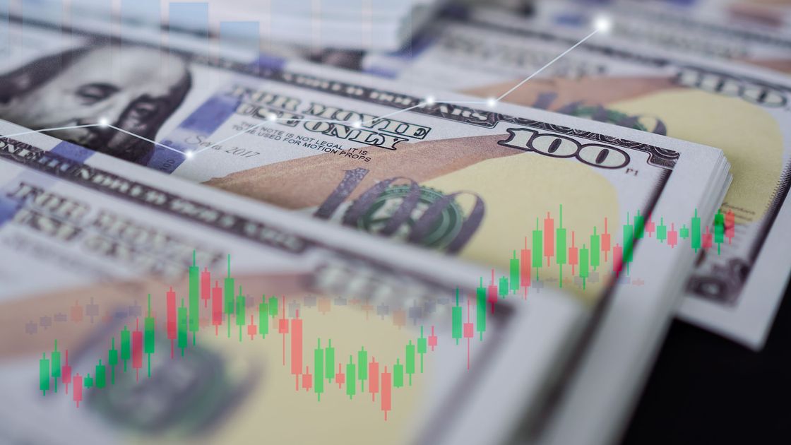 Биржевой график изображен на фоне долларов