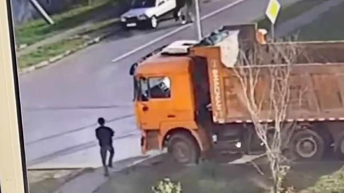 Мужчина возле грузовика в Астане