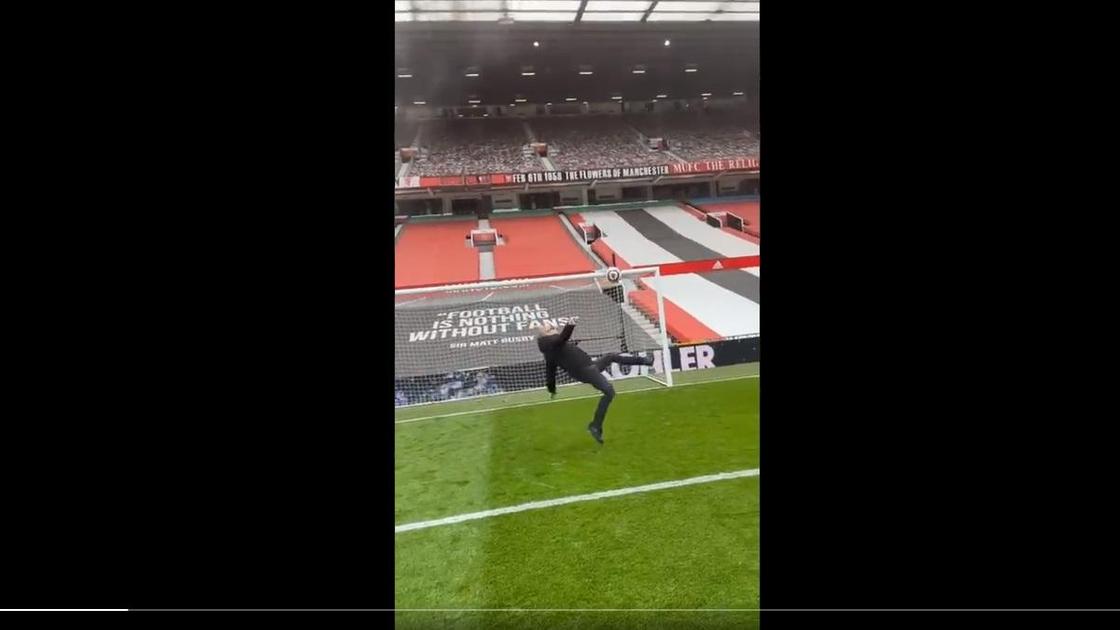 Болельщик "Манчестер Юнайтед" забивает на стадионе