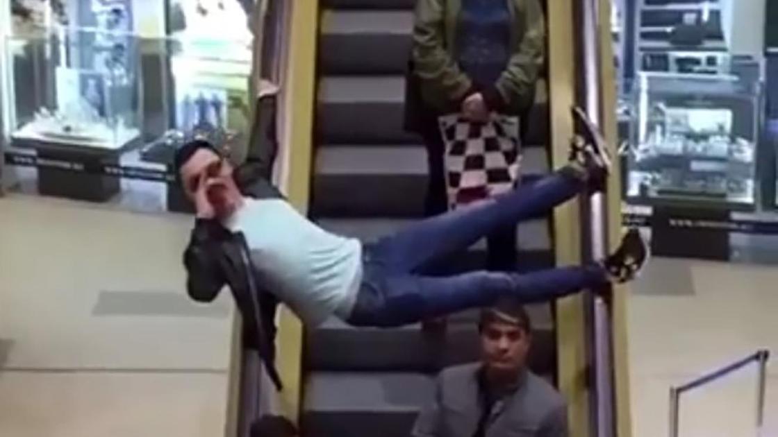 Мужчина забрался на эскалатор в Алматы