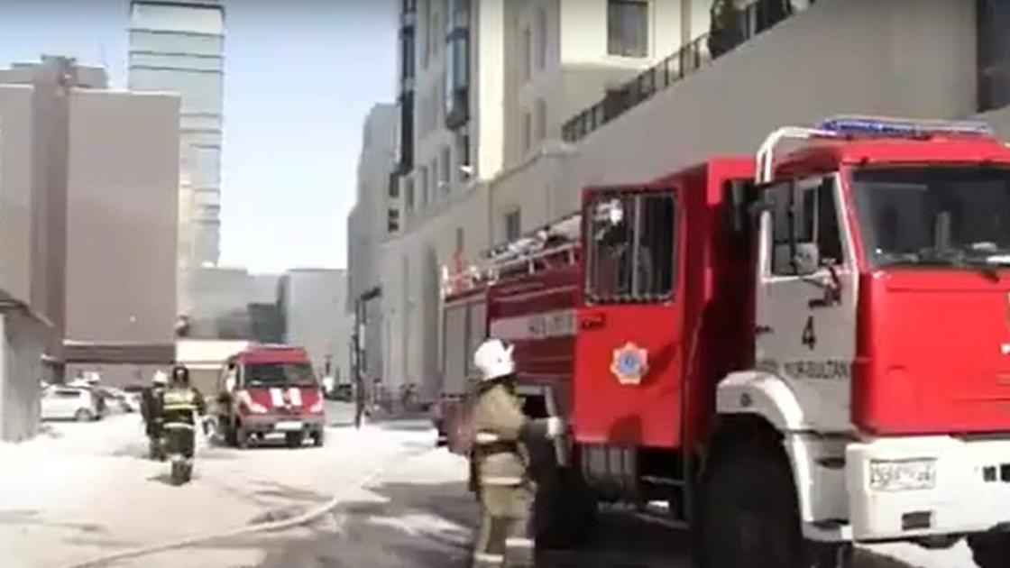 Пожарные работают на месте возгорания в Нур-Султане