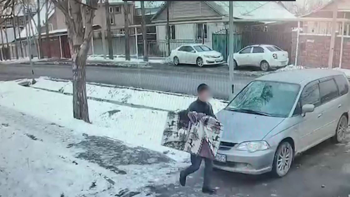 Мужчина несет телевизор