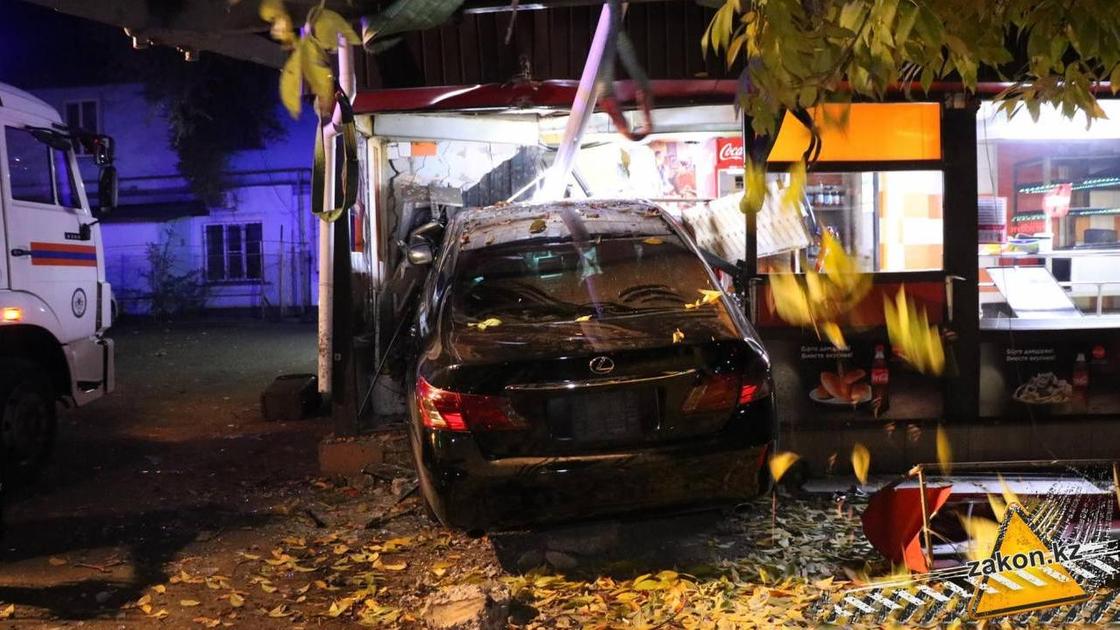 Автомобиль врезался в донерную Автомобиль врезался в донерную