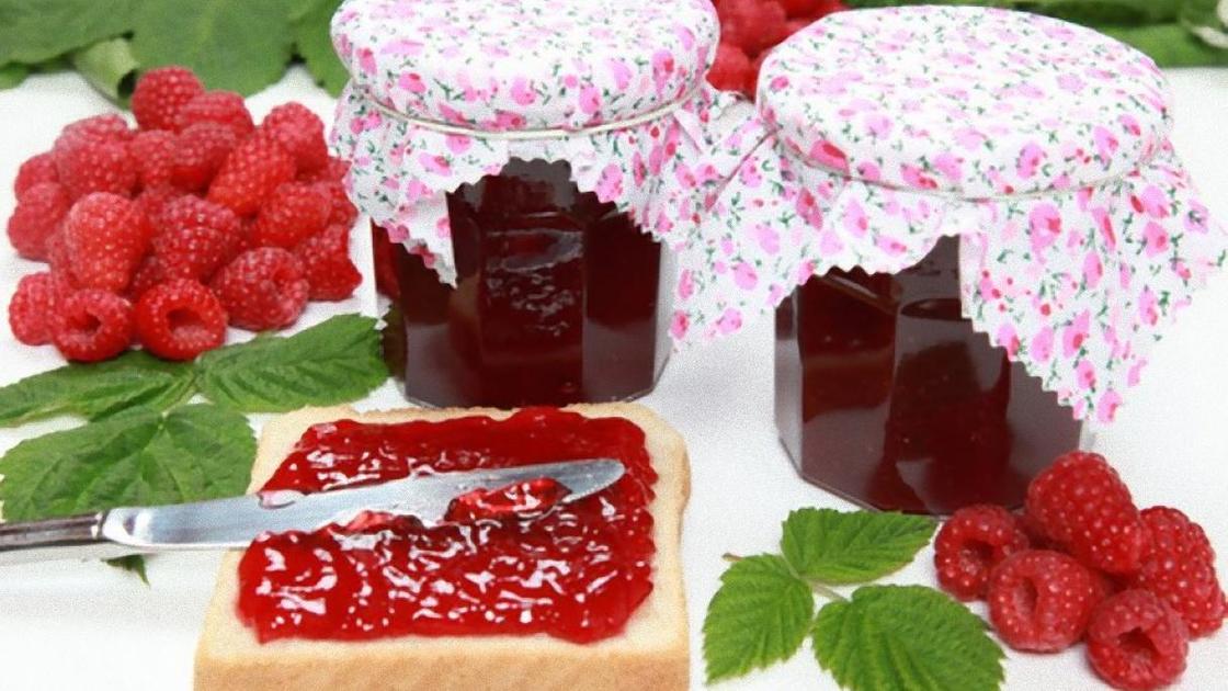 Малиновое варенье в баночках и на хлебе, свежие ягоды Малиновое варенье в баночках и на хлебе, свежие ягоды