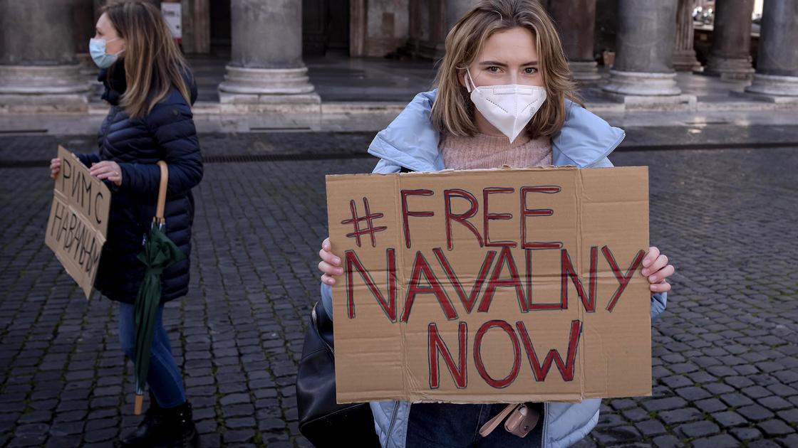 Девушка с плакатом "Освободите Навального сейчас"