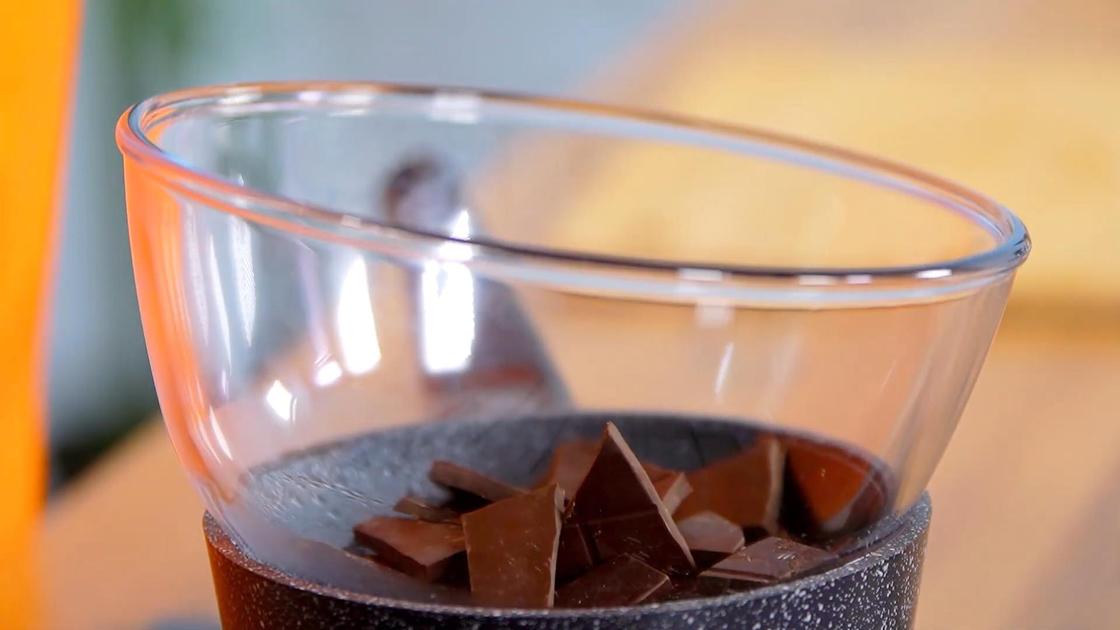 Кусочки шоколада в стеклянной миске на водяной бане