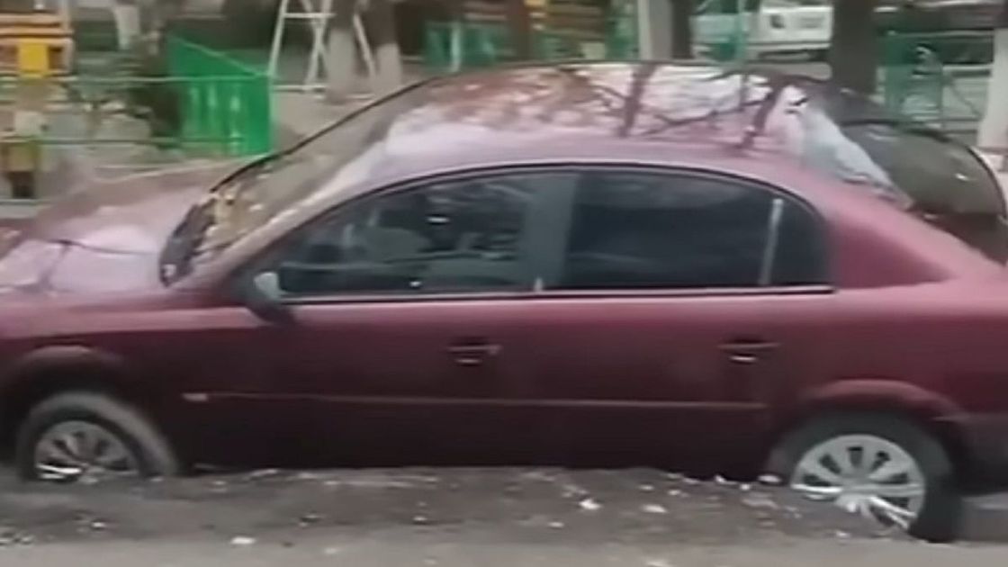 Провалившийся автомобиль