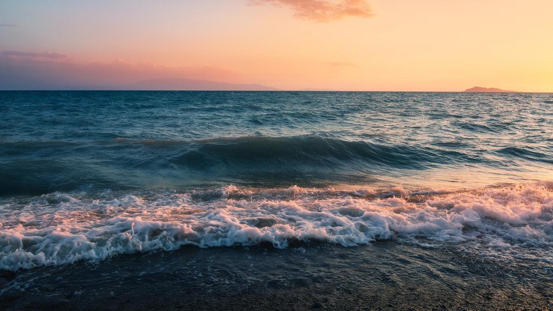 Закат на озере Алаколь