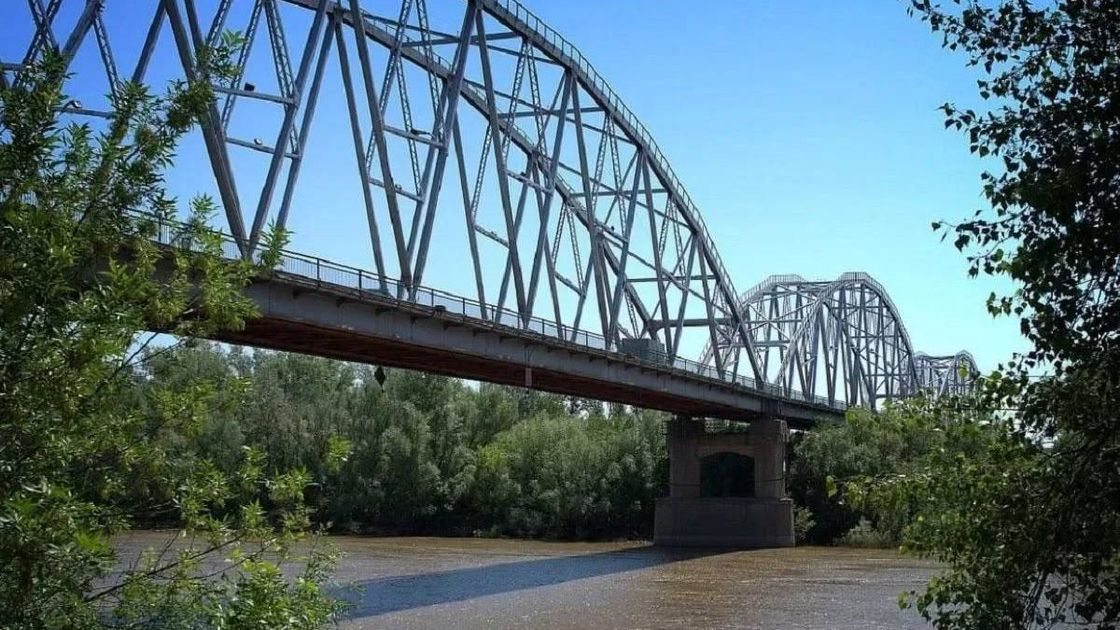 Мост через реку Урал