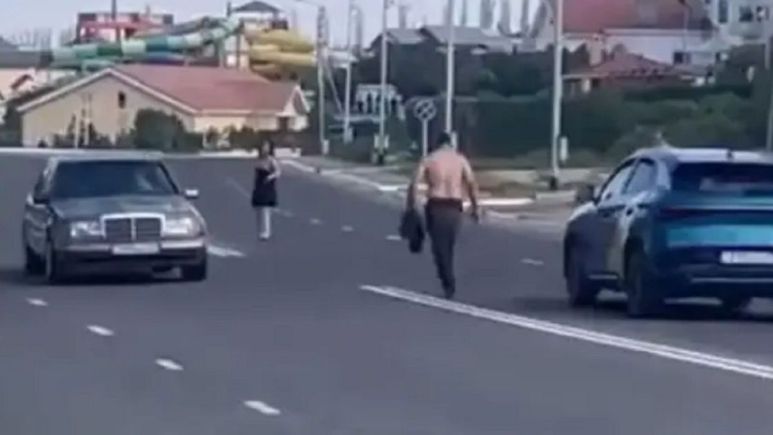 Мужчина преследует девушку