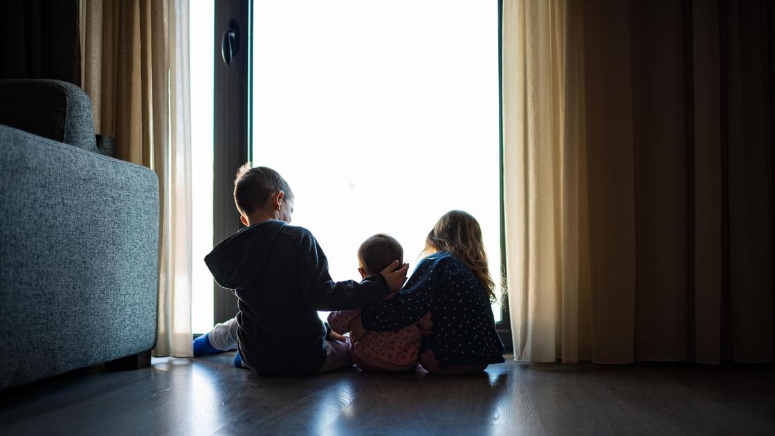 Дети сидят у окна