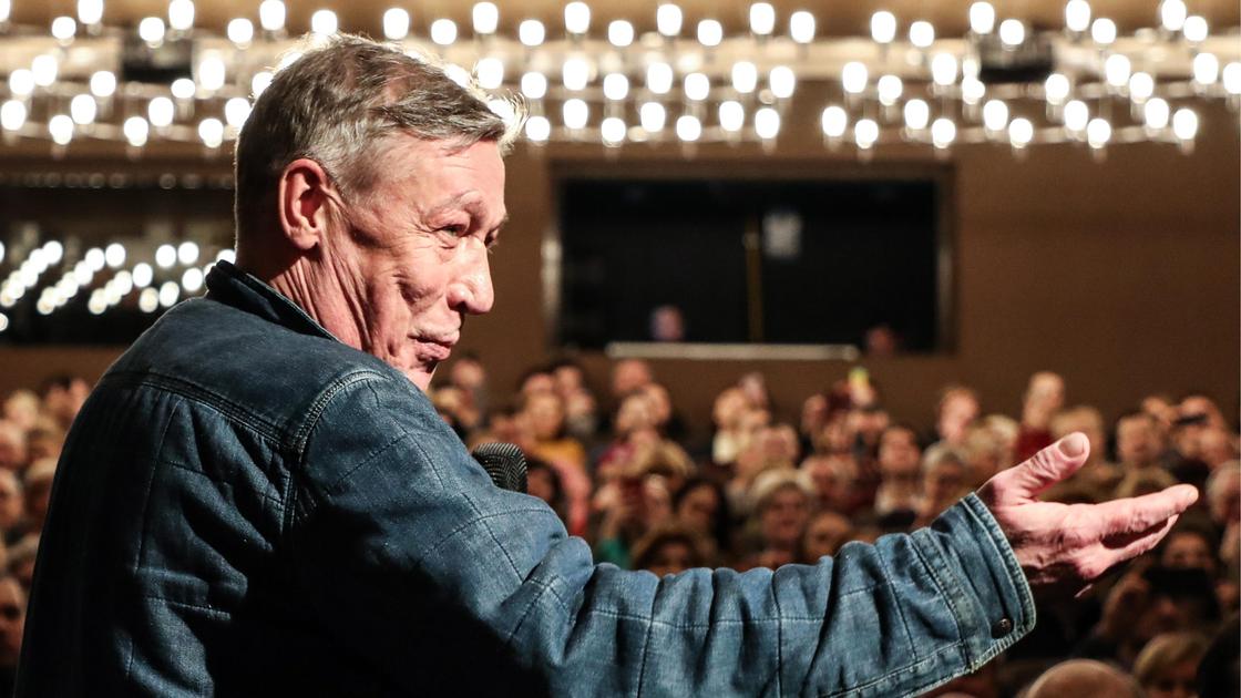 Михаил Ефремов выступает на сцене до аварии Михаил Ефремов выступает на сцене до аварии