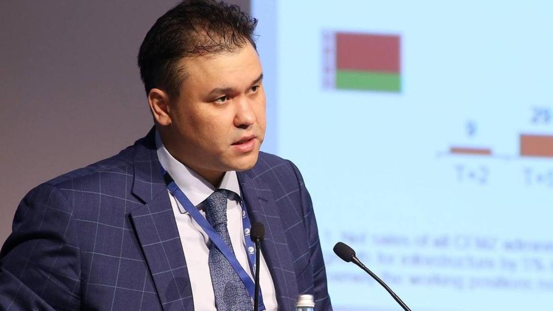 Ерхат Искалиев говорит в микрофон Ерхат Искалиев говорит в микрофон