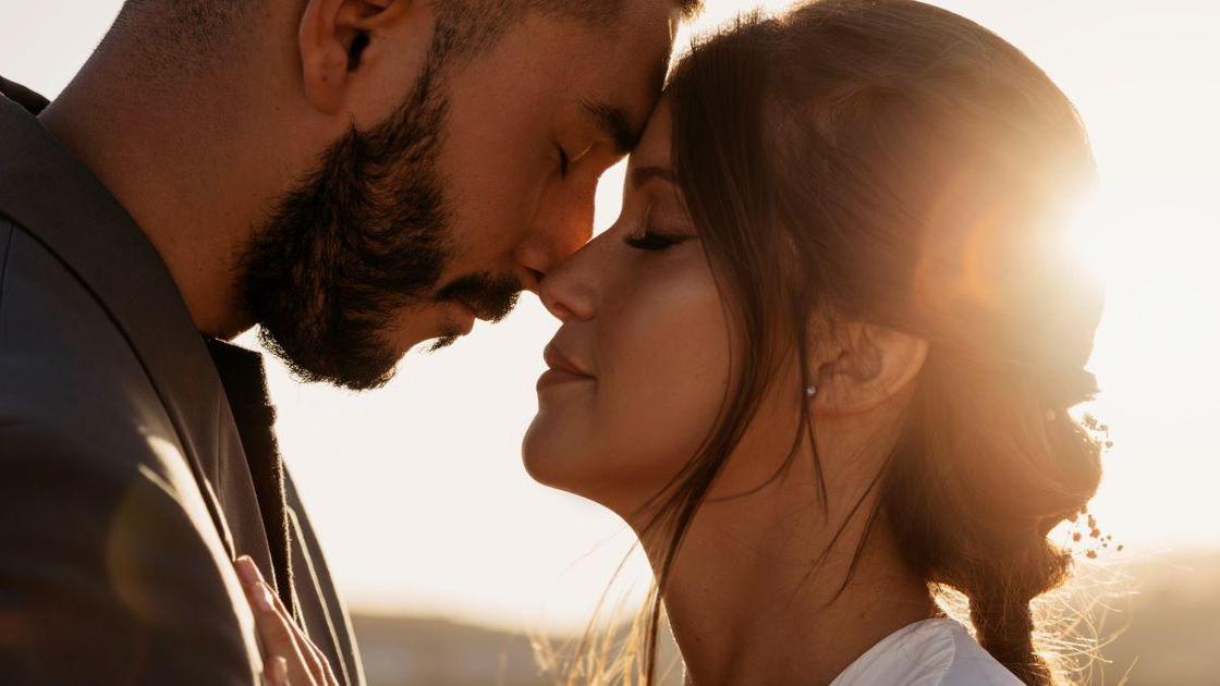 Мужчина и женщина закрыли глаза от удовольствия близости друг друга