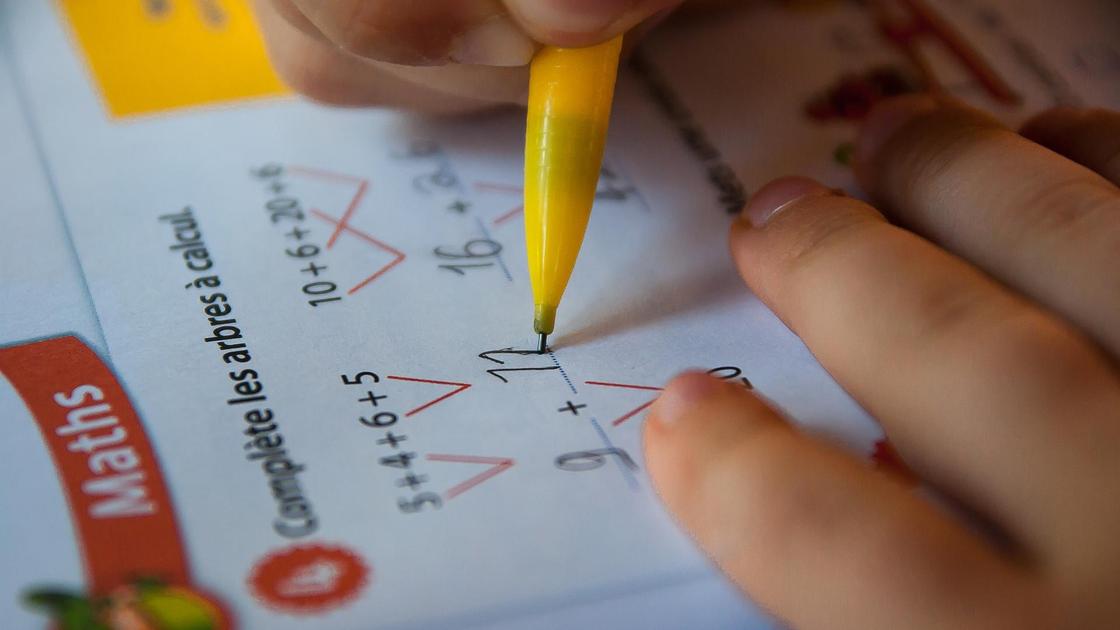 ребенок пишет ручкой в тетрадке
