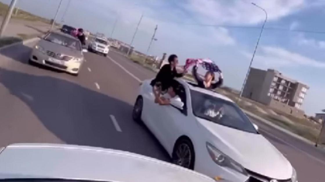 Нарушители высунулись из окон