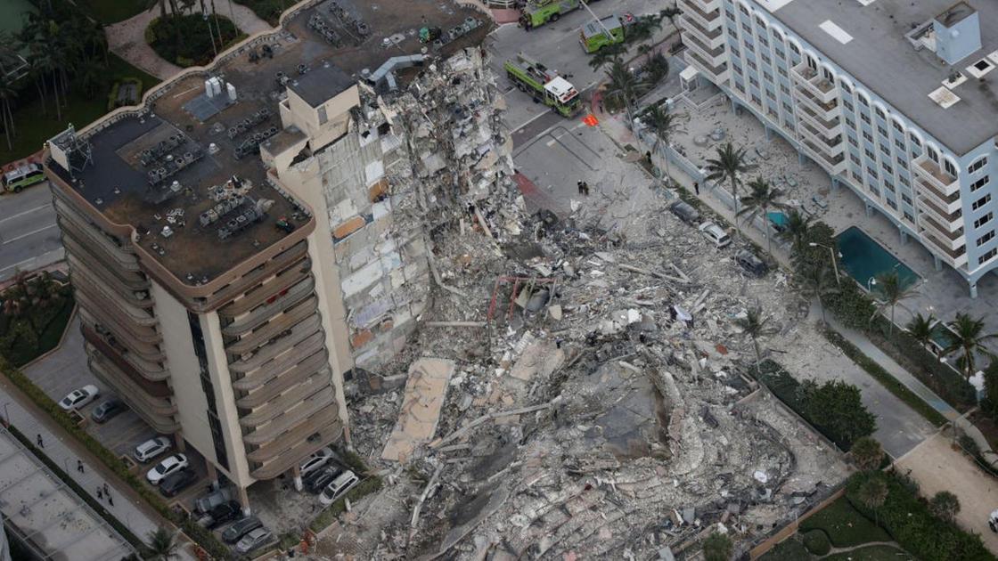 Частично разрушенное здание во Флориде