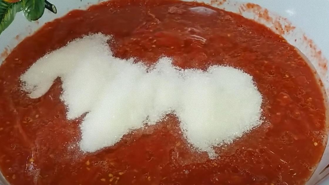 В томатную массу засыпали сахар
