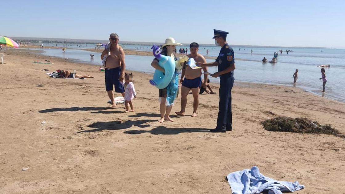 Спасатели обходят побережье Капшагая