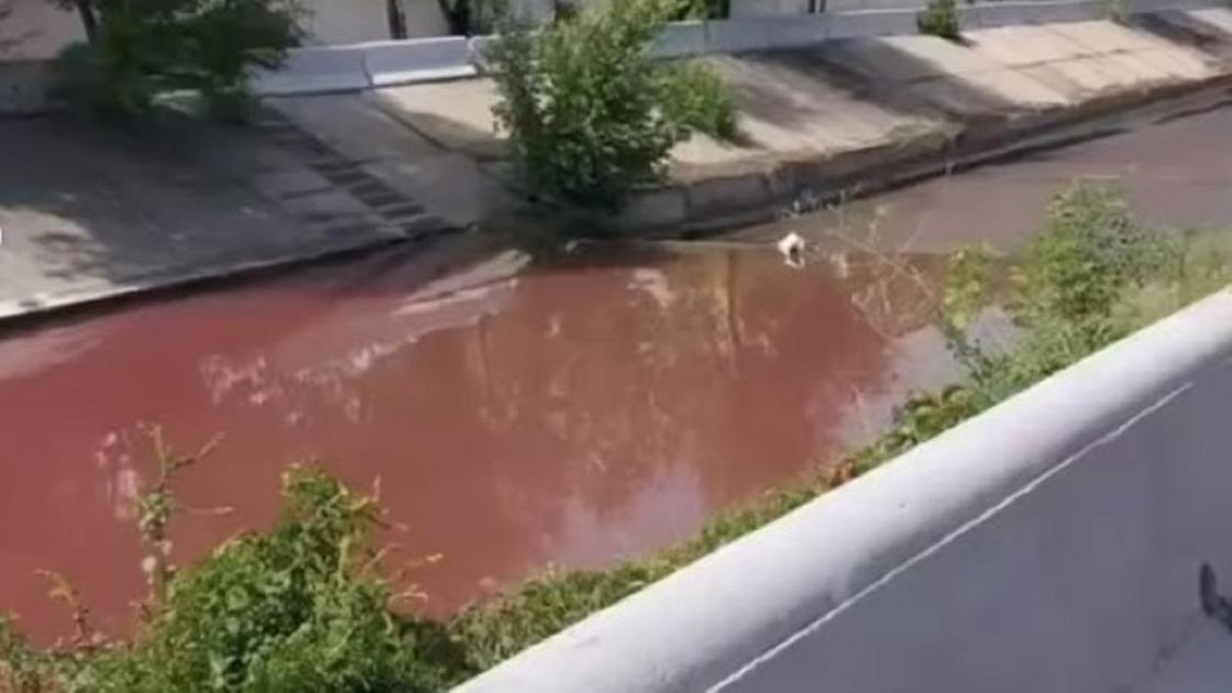 Красная вода в реке Большая Алматинка
