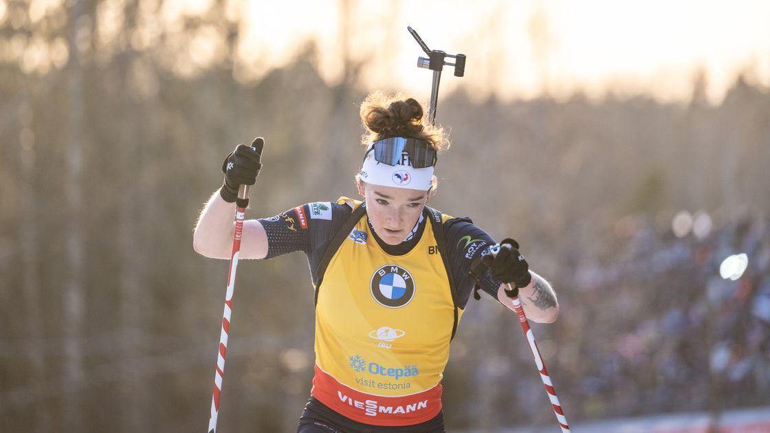 Французская биатлонистка Лу Жанмонно