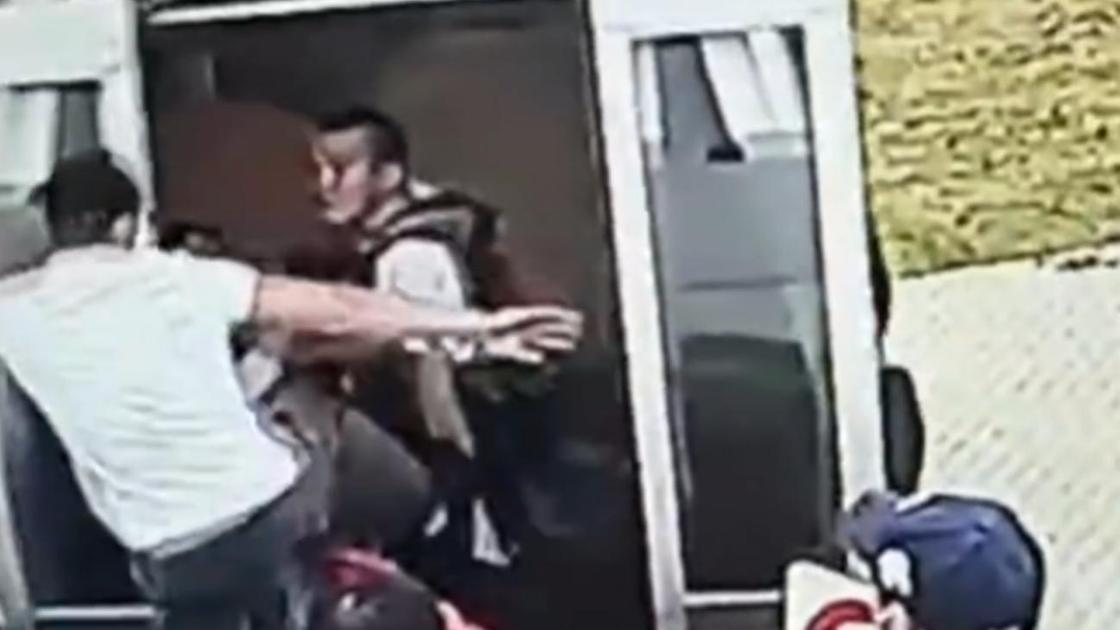 Пассажир канатной дороги бьет сотрудника "Шымбулака"