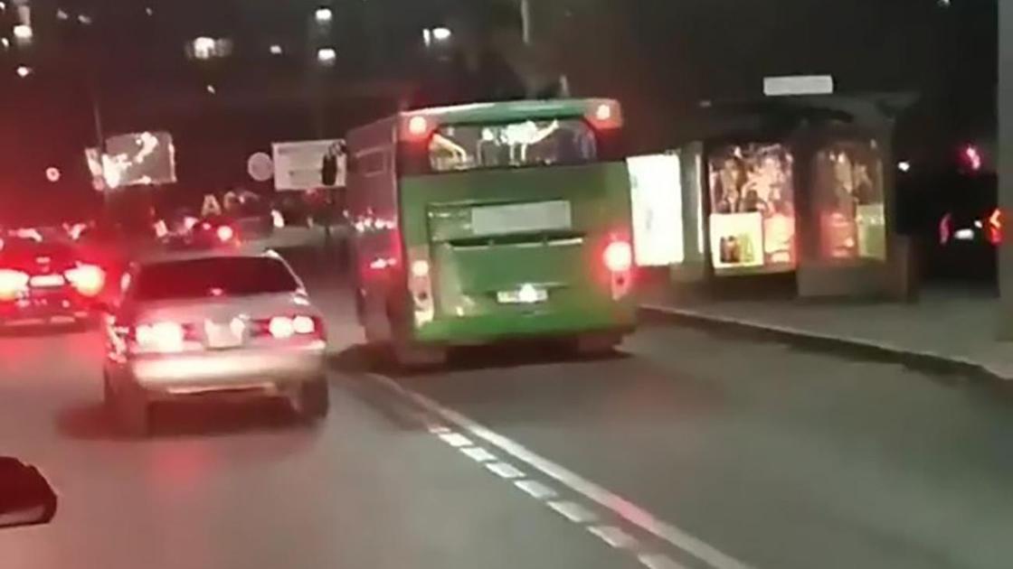 Автобус стоит на остановке