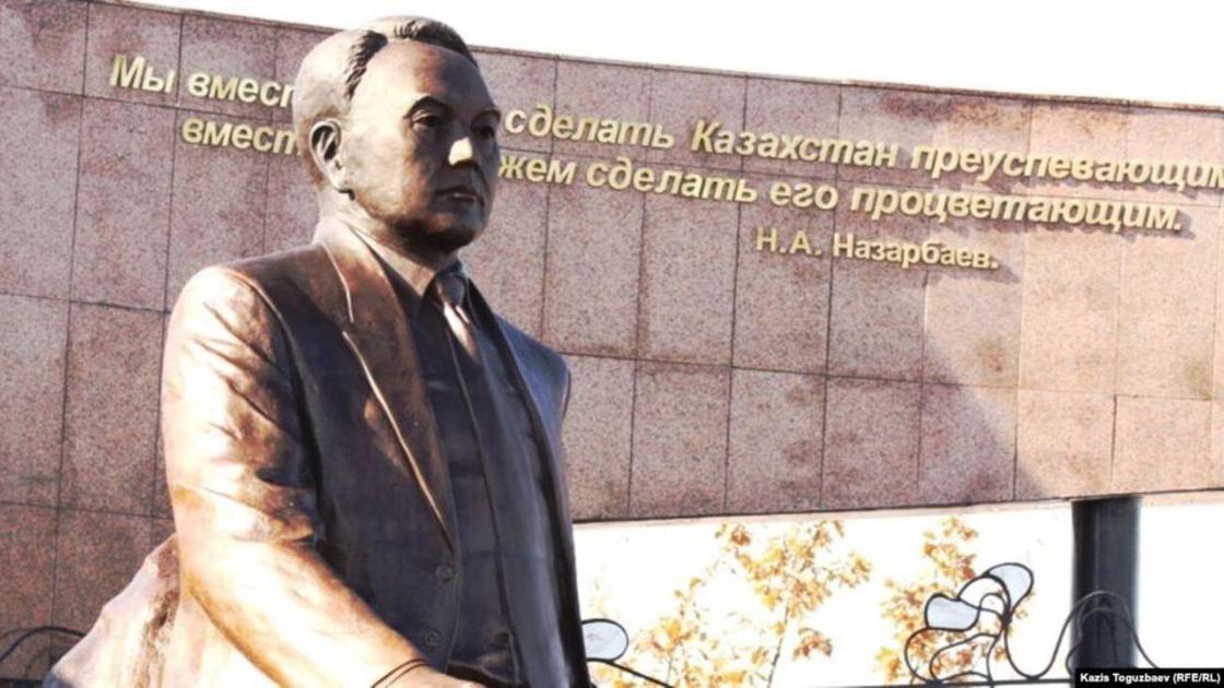 Назарбаевтың монументі