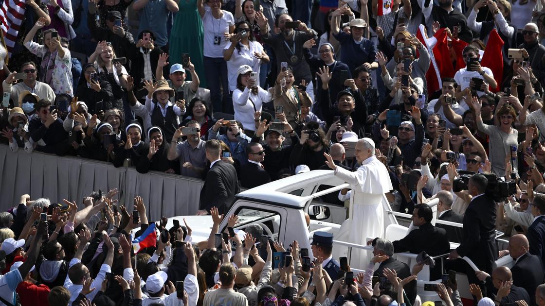 Тысячи верующих во время интронизации Папы Римского Льва XIV.