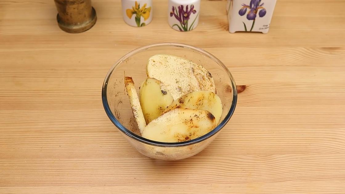 Нарезанный слайсами картофель в стеклянной миске