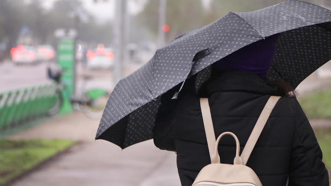 қолшатыр ұстаған қыз