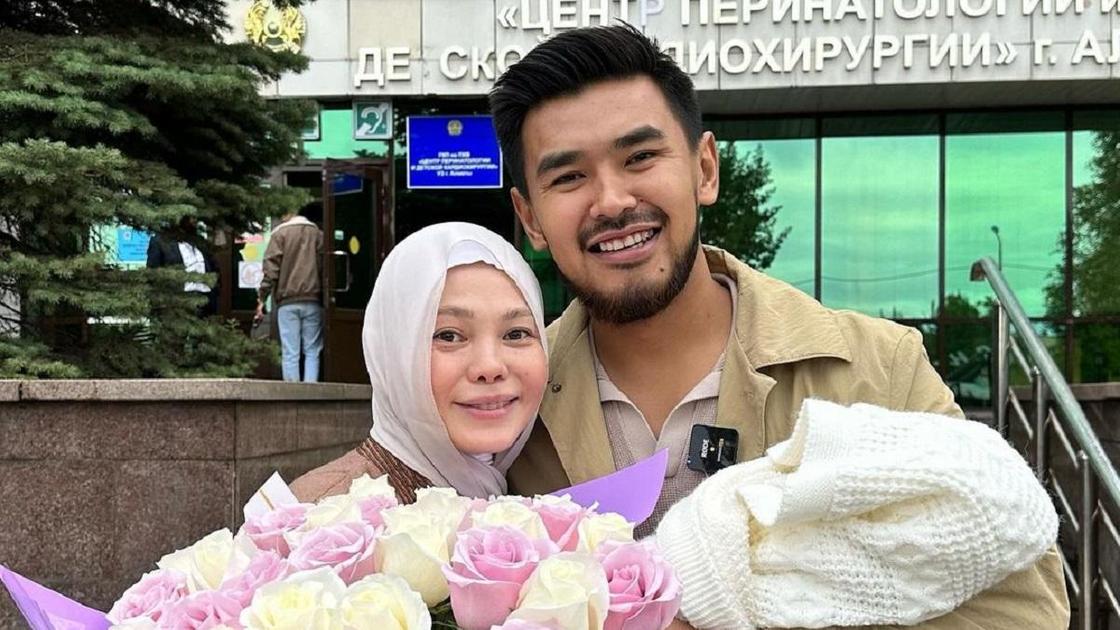 Абай Асылхан и Жанель Макажан с дочерью