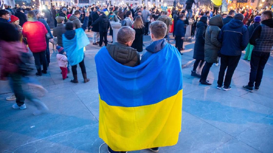 Люди на площади с флагами Украины