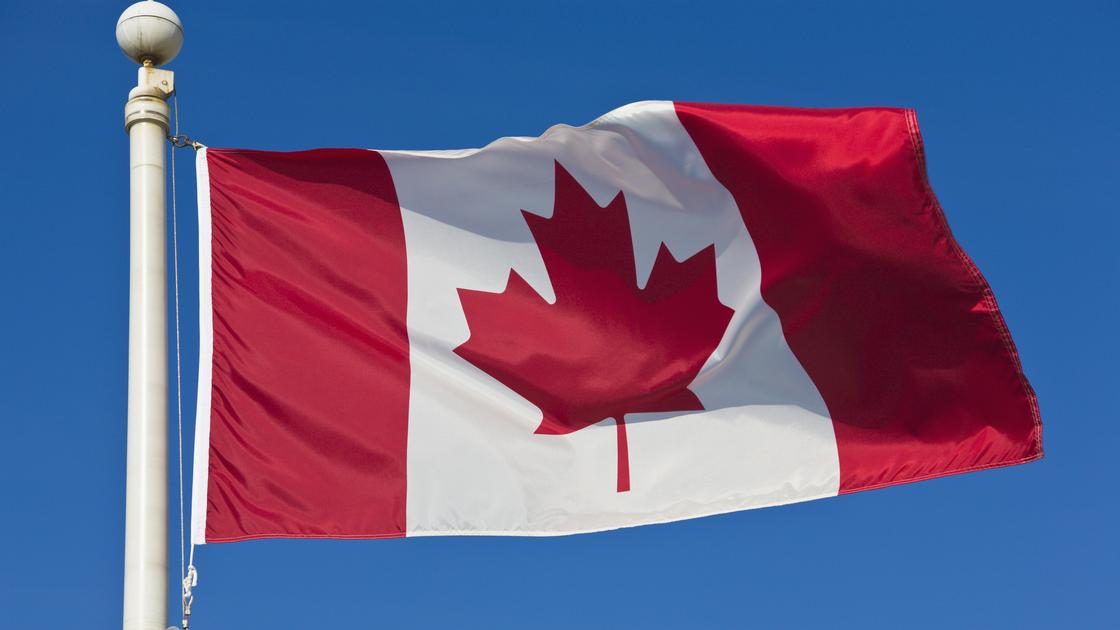 Флаг Канады на флагштоке