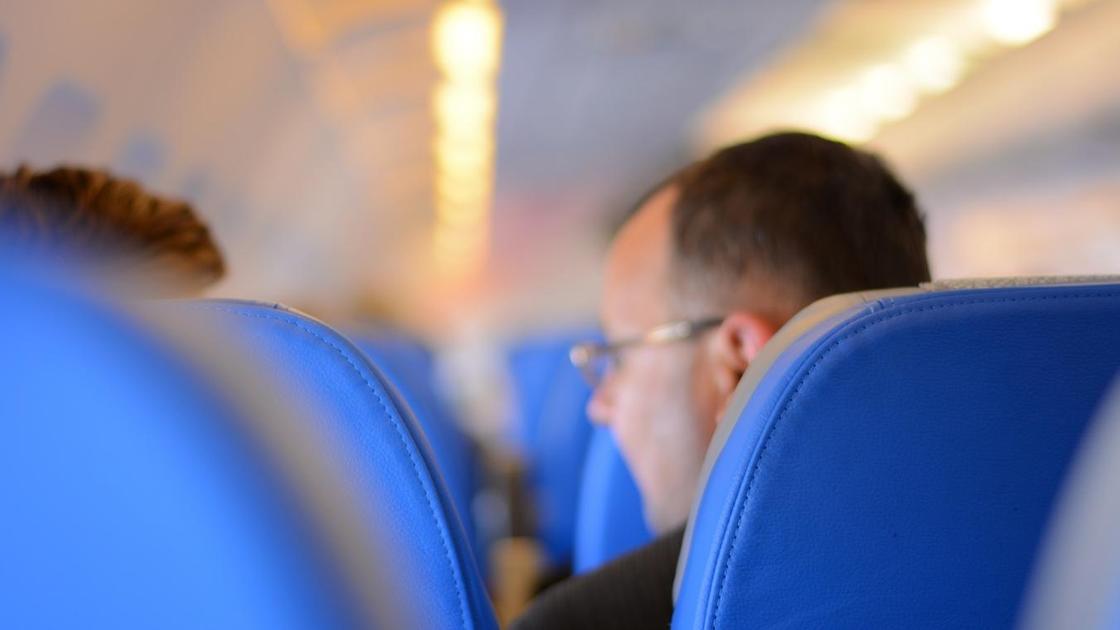 Пассажиры сидят в салоне самолета