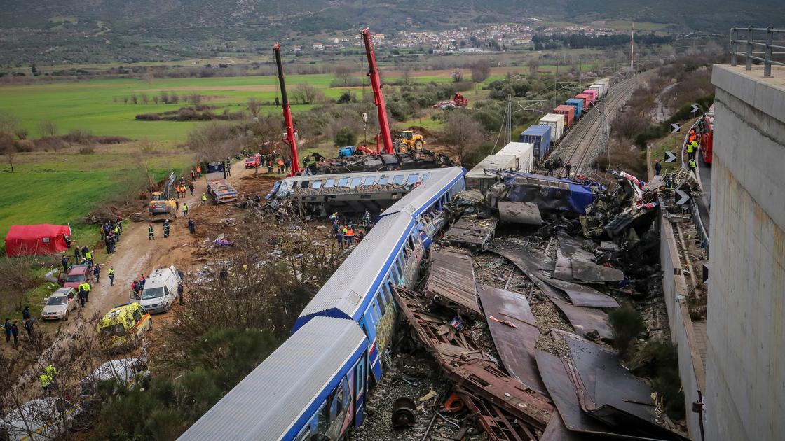 Столкновение двух поездов в Греции
