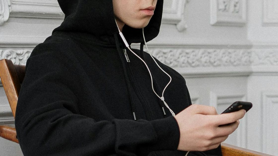 Подросток с телефоном