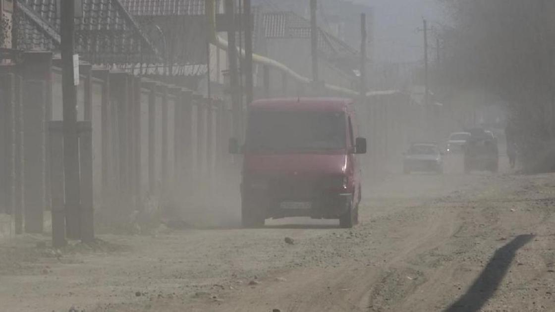 Пыль в микрорайоне Теректы в Алматы