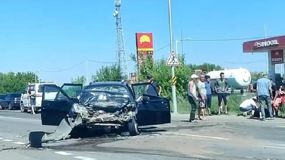 Поврежденная машина стоит на дороге в Акмолинской области