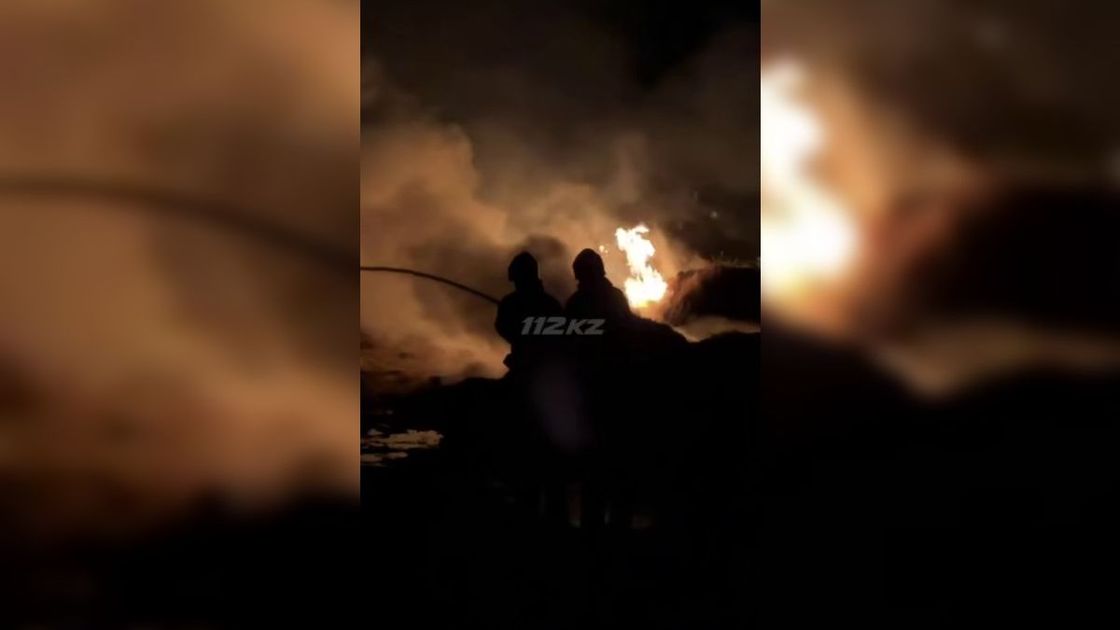 Пожарные тушат пожар
