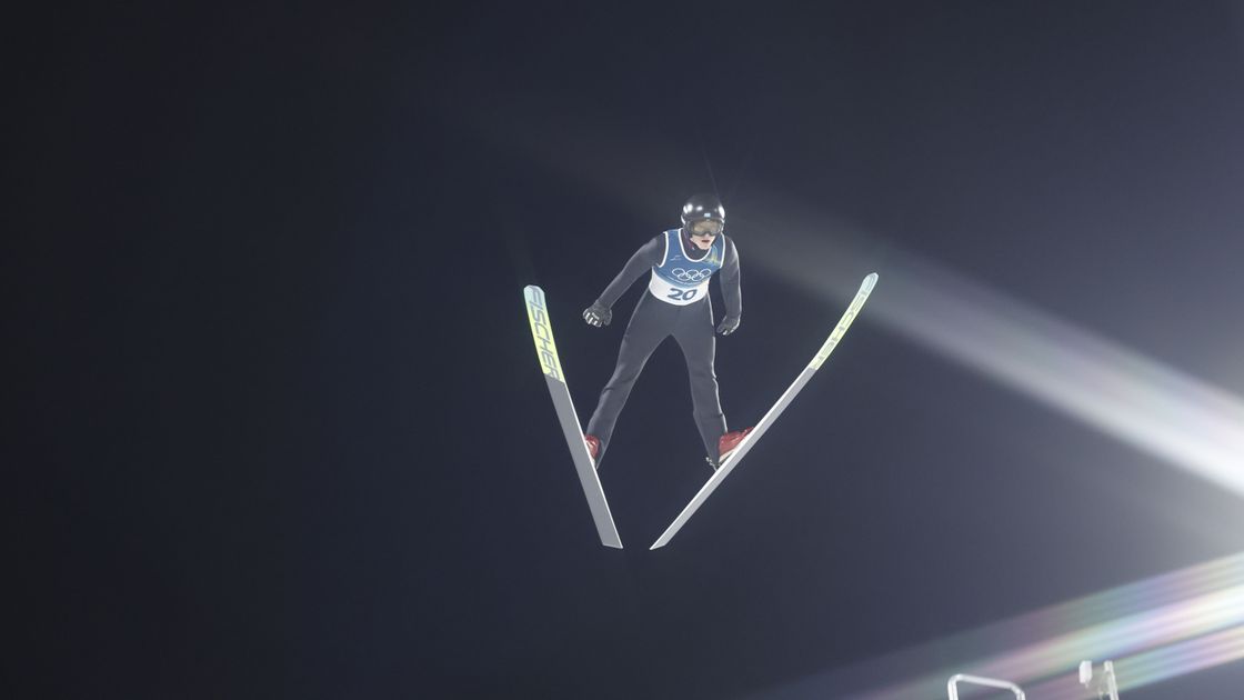 Казахстанский прыгун на лыжах с трамплина Илья Мизерных