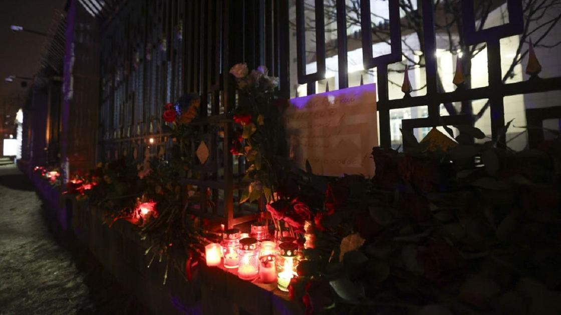 Цветы и свечи возле посольства России в Минске