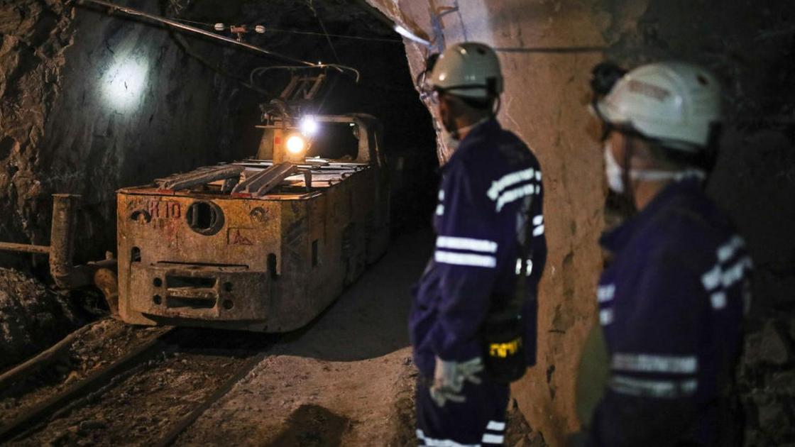 Рабочие трудятся на шахте