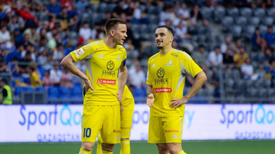 Футболисты Марин Томасов и Иван Башич (слева направо)