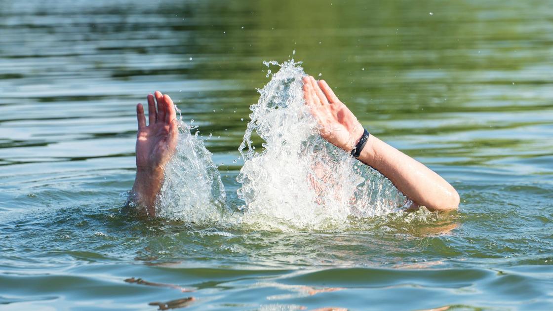 Человек тонет в воде