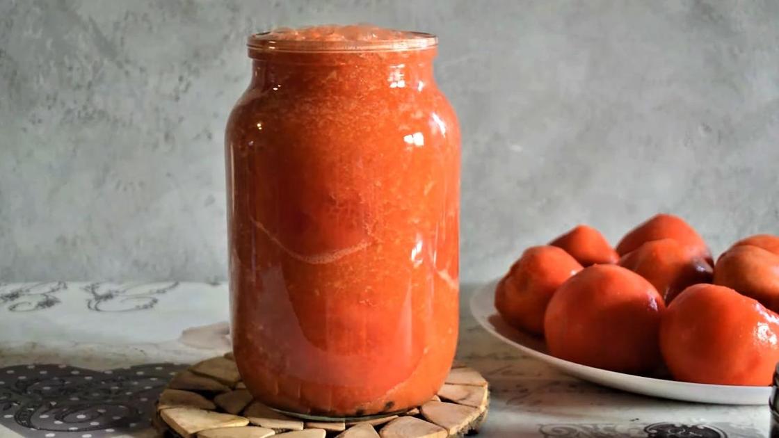 Злитая томатным соком банка с помидорами